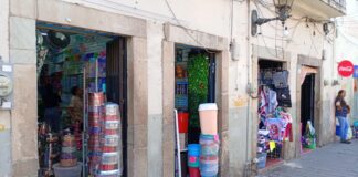 Retiran anuncios irregulares de comercios en avenida Juárez y calle Cantarranas