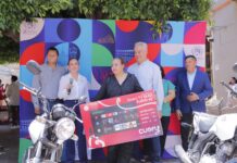 Entrega Samantha Smith premios del sorteo del predial 2026.