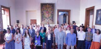 Dan la bienvenida a la comitiva de Ashland, Oregon previo al inicio de las Fiestas de San Juan y Presa de la Olla
