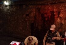 Supuesto ladrón cae de escaleras al intentar escapar.