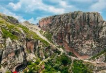 DEFIENDE ALCALDESA COLOCACIÓN DE ESCALONES EN LA BUFA PARA FACILITAR ACCESO A LA CUEVA.
