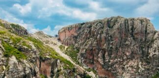 DEFIENDE ALCALDESA COLOCACIÓN DE ESCALONES EN LA BUFA PARA FACILITAR ACCESO A LA CUEVA.