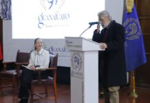 Samantha Smith impulsa el acceso a la cultura con la presentación de la novela El Reloj de Arena.