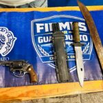 Detienen a dos: aseguran arma de fuego y herramienta robada