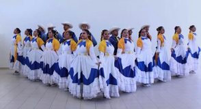 El pasacalles reúne expresiones dancísticas de 15 municipios para celebrar la riqueza cultural y las tradiciones de Guanajuato, en el FIC 2026