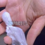 Escondió la droga entre las frituras con salsa.
