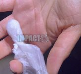 Escondió la droga entre las frituras con salsa.